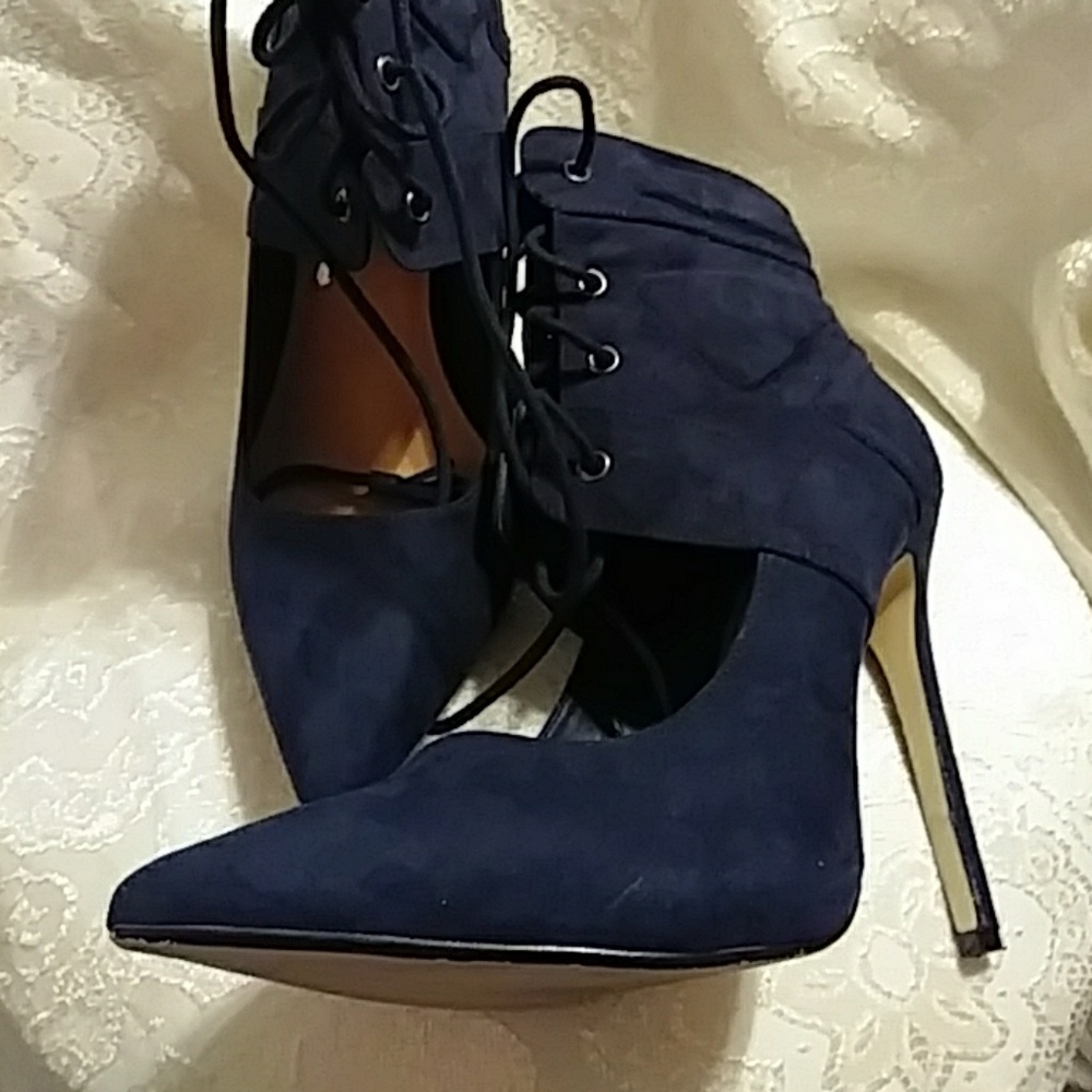 Heels - Picture 2 of 4